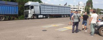 В Раздельной люди самостоятельно организовали весовой контроль на дорогах