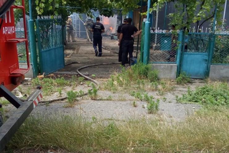 Пожар в Арцизе: горел гараж