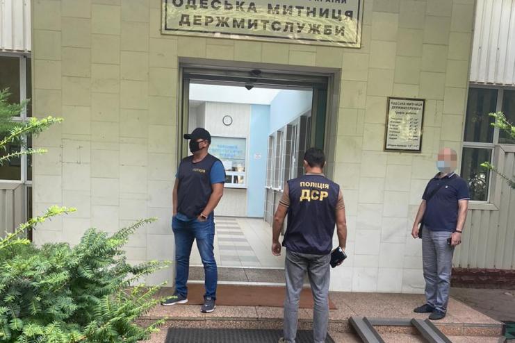 СИСТЕМНЫЕ ВЗЯТКИ: три руководителя Одесской таможни задержаны "на горячем"