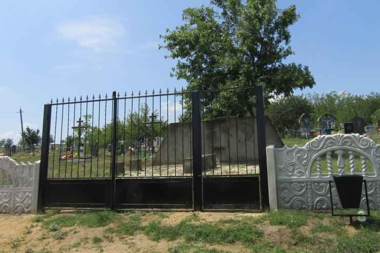 В память о тех, кто "ушёл за радугу": в Тарутинском районе сельсовет благоустраивает кладбища
