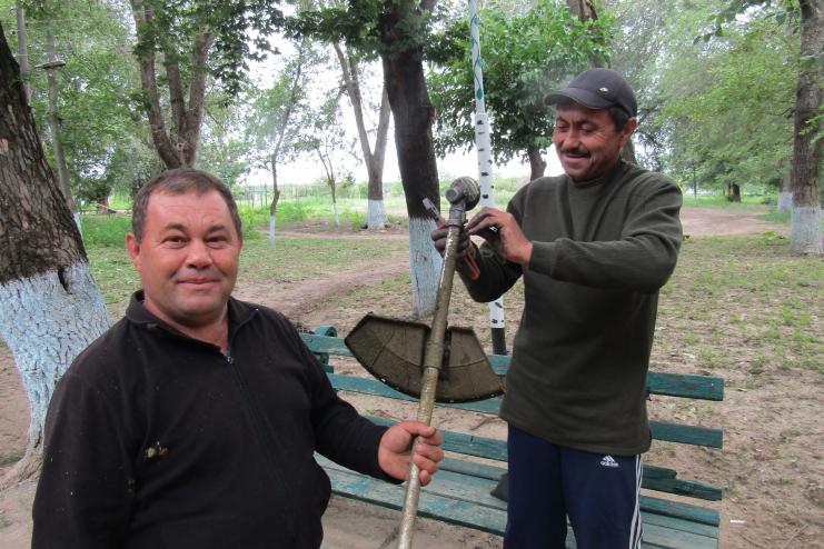"...некрасиво как-то получается": в Тарутинском районе борются с бурьяном
