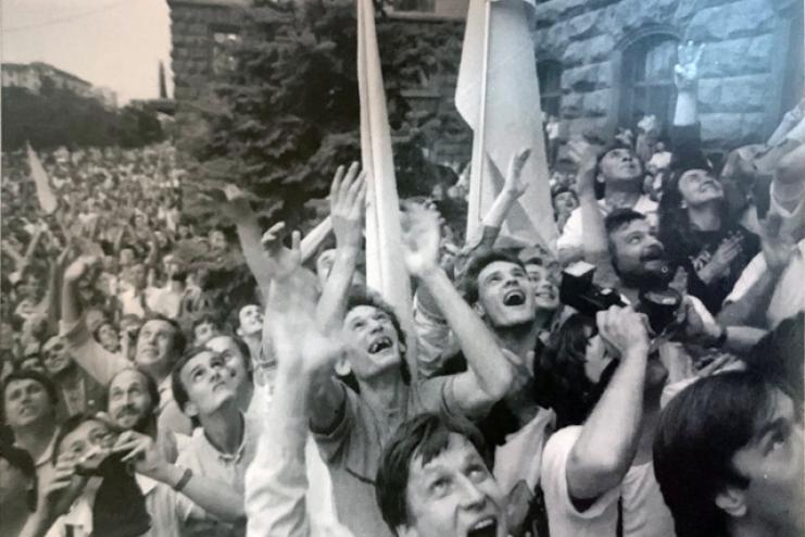 УКРАЇНА: 24 липня 1990 року на Хрещатику замайорів український синьо-жовтий стяг
