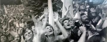 УКРАЇНА: 24 липня 1990 року на Хрещатику замайорів український синьо-жовтий стяг