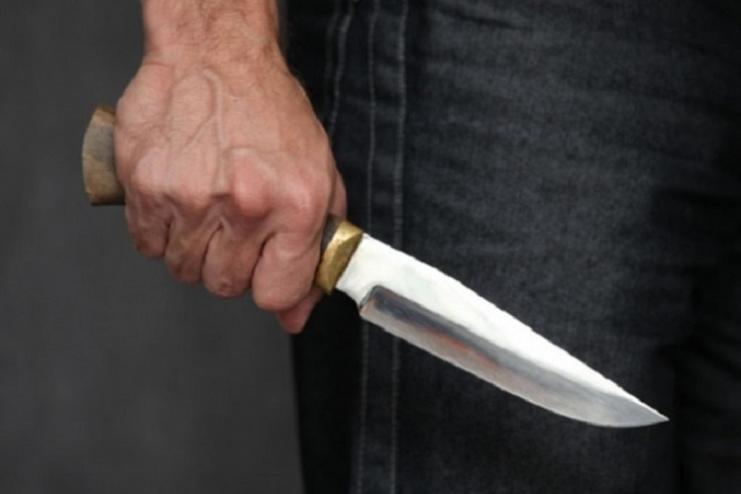 В Измаиле пьяный посетитель кафе ранил девушку ножом