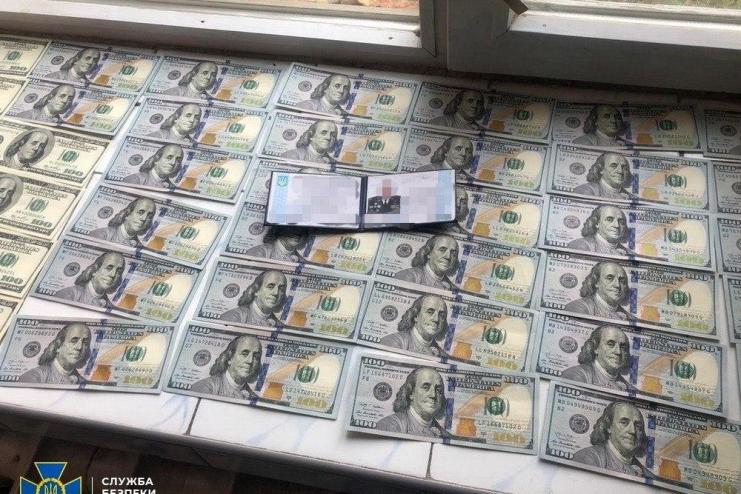 Корупціонер у Міністерстві ветеранів вимагав 4,5 тис. доларів і 250 тис. грн за групу інвалідності пораненому воїну — СБУ