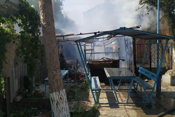 На территории базы отдыха в Одесской области горела надворная постройка и киоск