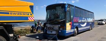 Второе ДТП с автобусом за день: в Одесской области столкнулись автобус и автокран 