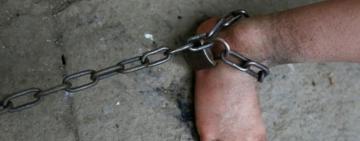 В Одесской области пьяный отчим избил и приковал пасынка цепью к батарее 