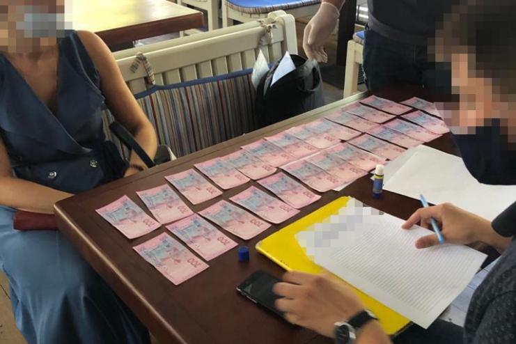 Чиновницу областного управления Гоструда уличили во взятке