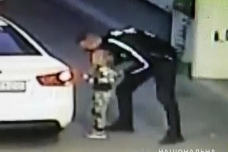 На заправке в Киевской области похитили 4-летнюю девочку (видео)