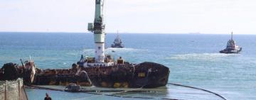 Delfi, прощай: в акватории пляжа подготавливают фарватер к выхожу судна 