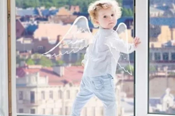 В Одесской области 3-летний ребенок едва не выпал из окна многоэтажки: его мать спала пьяная