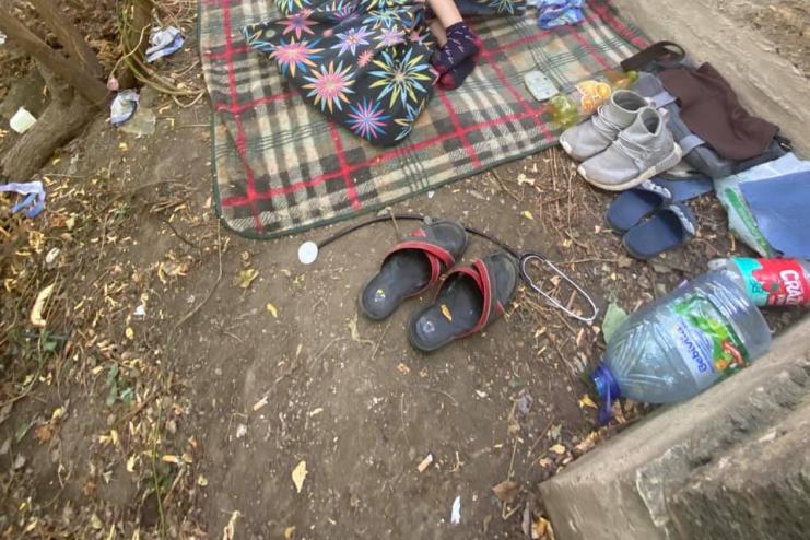 В Одессе 9-летний мальчик с инвалидностью жил в парке вместе с мамой и папой