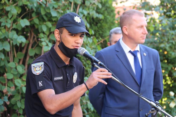 В Одесі нагородили курсантів, які затримали озброєного грабіжника «на гарячому»
