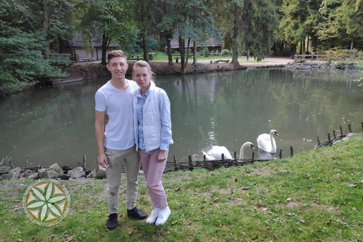 Супружеская пара из Одессы во время отдыха во Львове спасла задыхающегося лебедя  