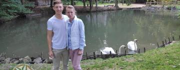 Супружеская пара из Одессы во время отдыха во Львове спасла задыхающегося лебедя  