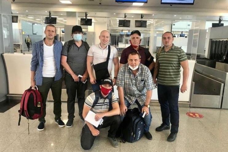 Шестеро украинских моряков вернулись домой: больше месяца они провели в плену у пиратов