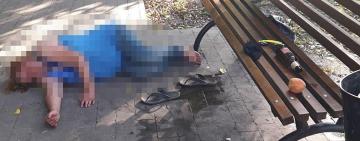 Спала под лавкой, а живут в поле: в Одессе прохожие обнаружили пьяную женщину с 5-летним сыном 