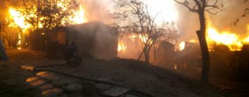 Масшатбный пожар Черноморке: огнём уничтожены строения летнего типа