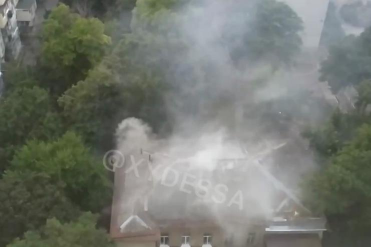 Серьёзный пожар в Одессе: пламя охватило общежитие киностудии
