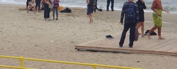 В Черноморске троих парней унесло течением в море: прямо сейчас их спасают на пляже города