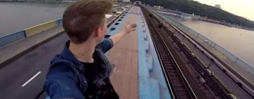 Врачи рассказали о состоянии парня, которого ударило током на железной дороге