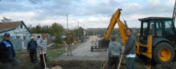 Ремонт дороги в Березино:  "Надо давать зарабатывать своим, а не чужакам"