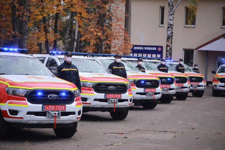 Украинские спасатели получили 80 специальных аварийно-спасательных машин 