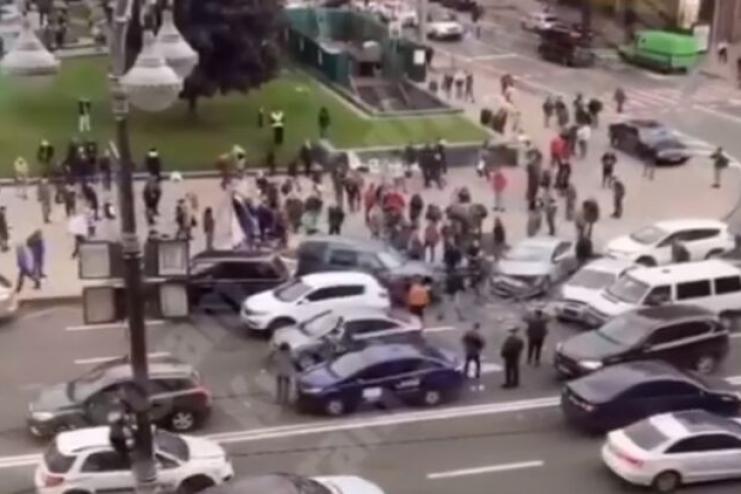 Влетел в толпу людей и протаранил четыре авто: жуткое ДТП на Майдане Незалежности (ВИДЕО 18+) 