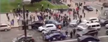 Влетел в толпу людей и протаранил четыре авто: жуткое ДТП на Майдане Незалежности (ВИДЕО 18+) 