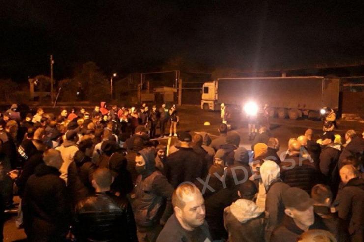 В Одессе прямо сейчас проходит митинг владельцев "евроблях" 