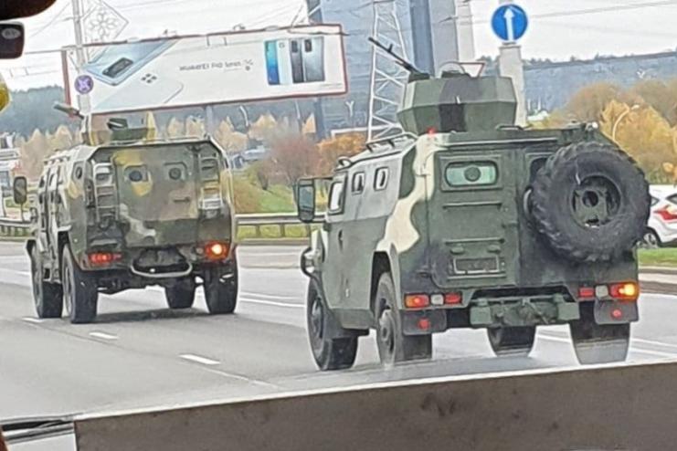Протести у Білорусі: до Мінська стягують бронетехніку з кулеметами