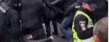 Во время митинга владельцев "евроблях" произошла стычка митингующих с полицией