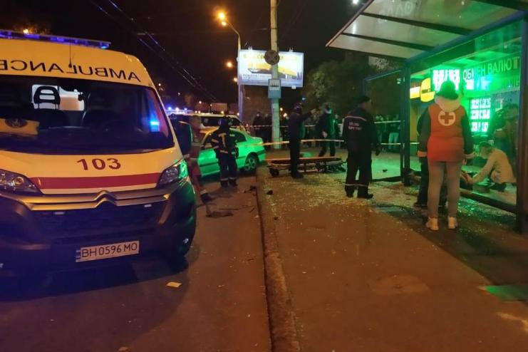 Трагедия в Одессе: автомобиль на скорости сбил людей на остановке