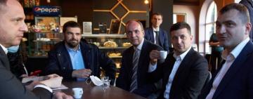 Зеленскому грозит штраф до 170 000: в разгар локдауна пил кофе в кафе