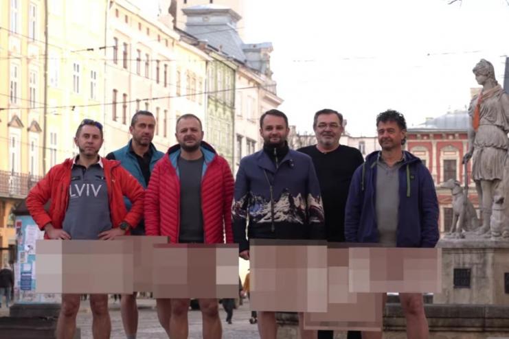 Львовские рестораторы сняли штаны в знак протеста (ВИДЕО)