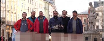 Львовские рестораторы сняли штаны в знак протеста (ВИДЕО)