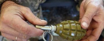 Прийшов до колишньої з гранатою і залишився без руки