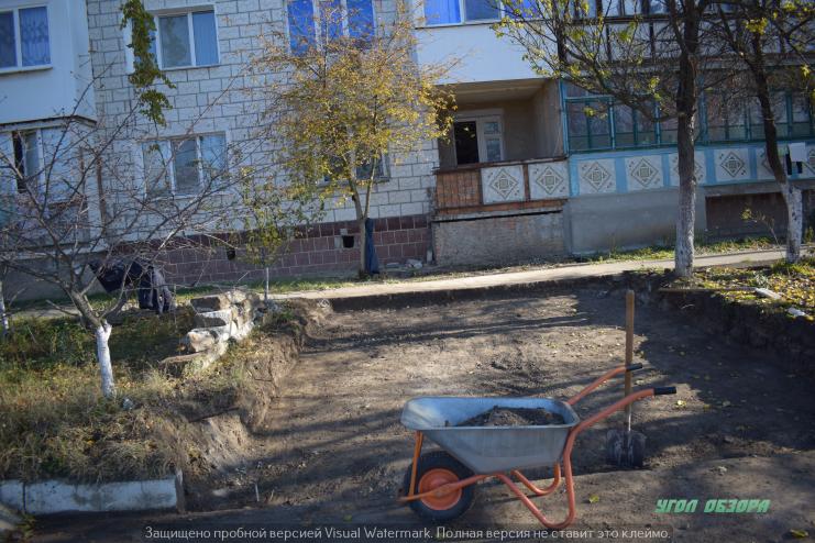 Самовольная организация парковки вблизи многоэтажки: та ещё наглость...