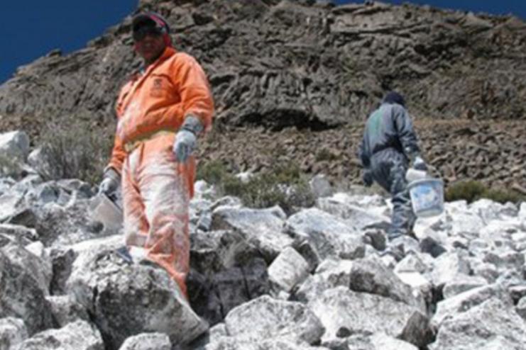 У Перу фарбують гори