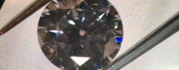 Камешки в кармане: украинка пыталась незаконно ввезти бриллианты на 17 млн