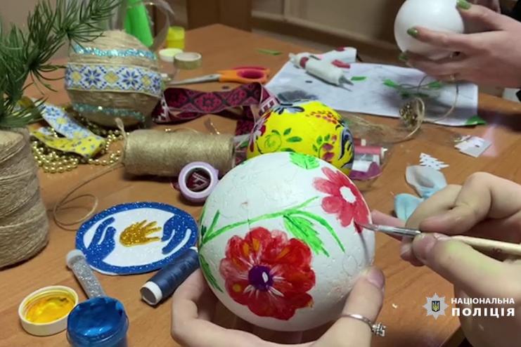 Свято наближається: в Одесі поліцейські створювали з дітьми ялинкові іграшки (відео)