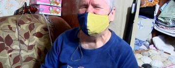 На Волыни незрячая волонтер вяжет зимние перчатки для защитников Украины