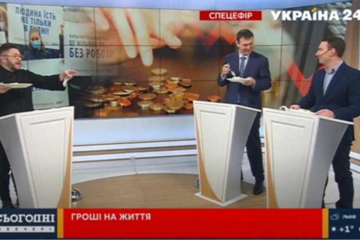 Нардепи у прямому ефірі скуштувати мівіну. "НЕ ФОНТАН"- прийшли до висновку народні обранці