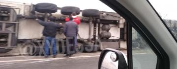 ДТП НА ЮГЕ ОДЕСЧИНЫ: возле села Холмское перевернулась фура