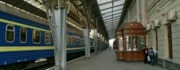 Пьяный житель Одесской области упал под поезд на вокзале во Львове и потерял ногу 