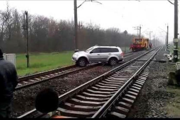 В Одесской области пьяный водитель застрял автомобилем на железнодорожных рельсах и остановил движение поездов