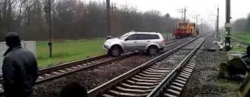 В Одесской области пьяный водитель застрял автомобилем на железнодорожных рельсах и остановил движение поездов