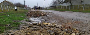 Не дождались: жители села на юге Одесской области ремонтируют дорогу своими силами
