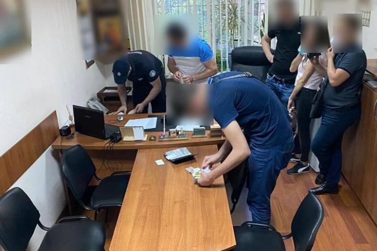 За «крышевание» притонов по оказанию интим-услуг - двое полицейских предстанут перед судом